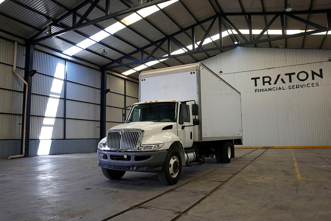 international,4300 225 DURASTAR 6VEL  CON CAJA CARGA SECA CUADRADA,2019