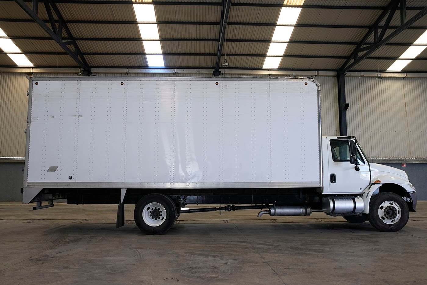 international,4300 225 DURASTAR 6VEL  CON CAJA CARGA SECA CUADRADA,2019