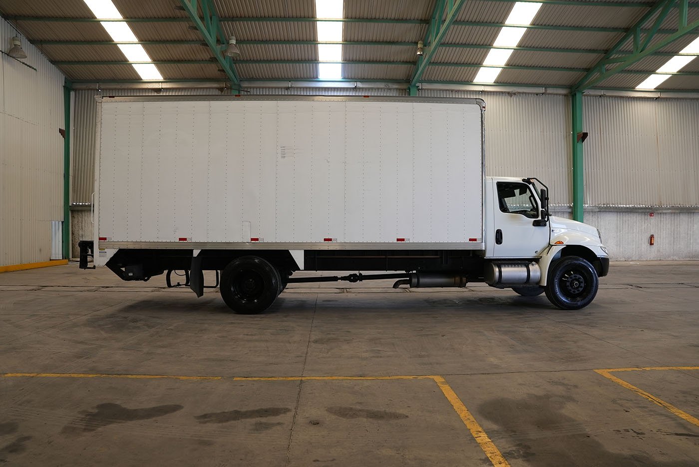 international,MV607 SBA 4X2 CON CAJA SECA MARCA SANTANA Y RAMPA HIDRAULICA,2023