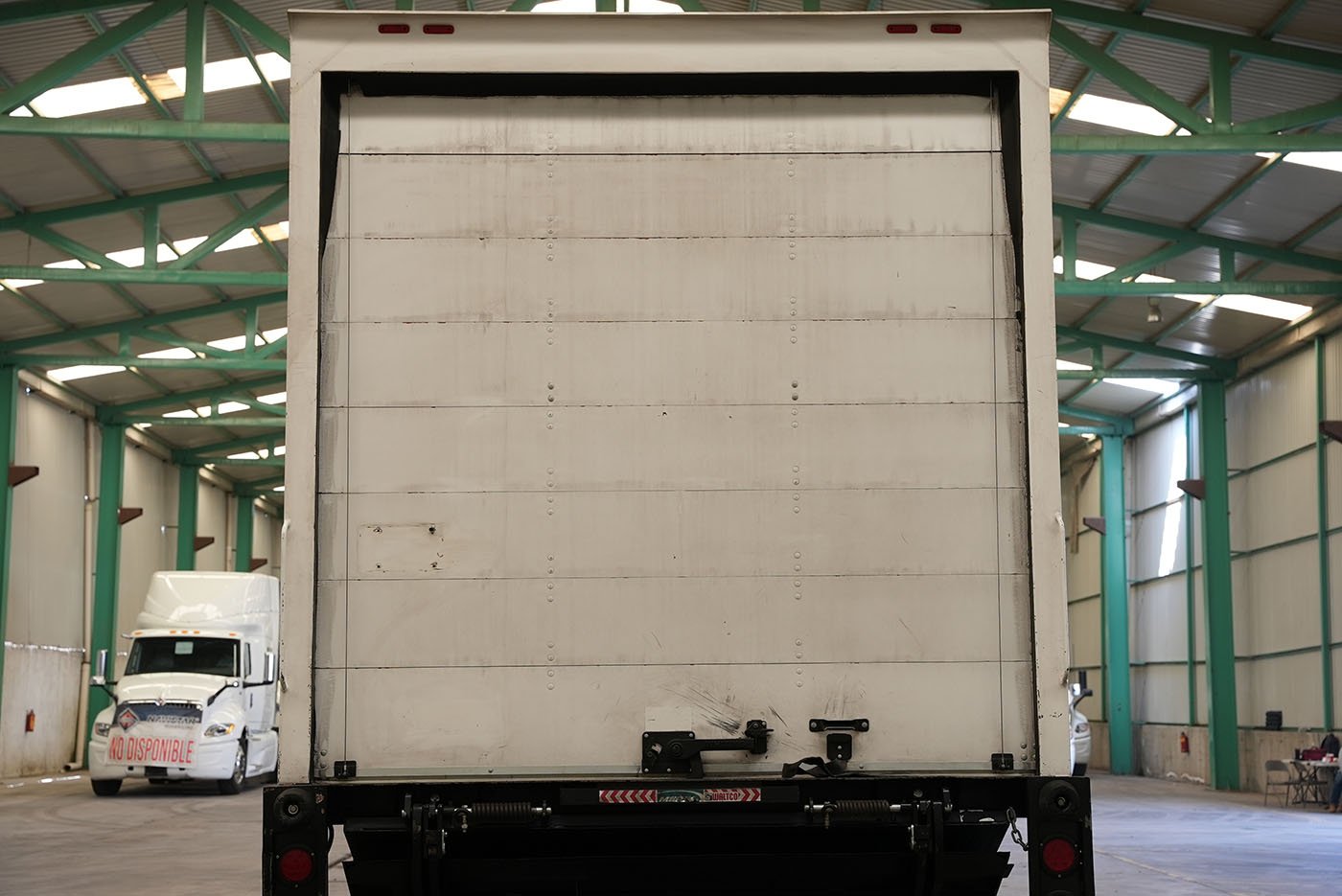 international,MV607 SBA 4X2 CON CAJA SECA MARCA SANTANA Y RAMPA HIDRAULICA,2023