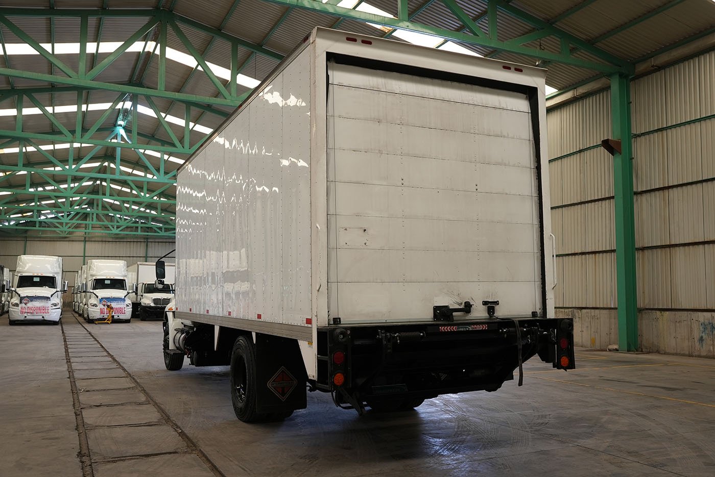 international,MV607 SBA 4X2 CON CAJA SECA MARCA SANTANA Y RAMPA HIDRAULICA,2023