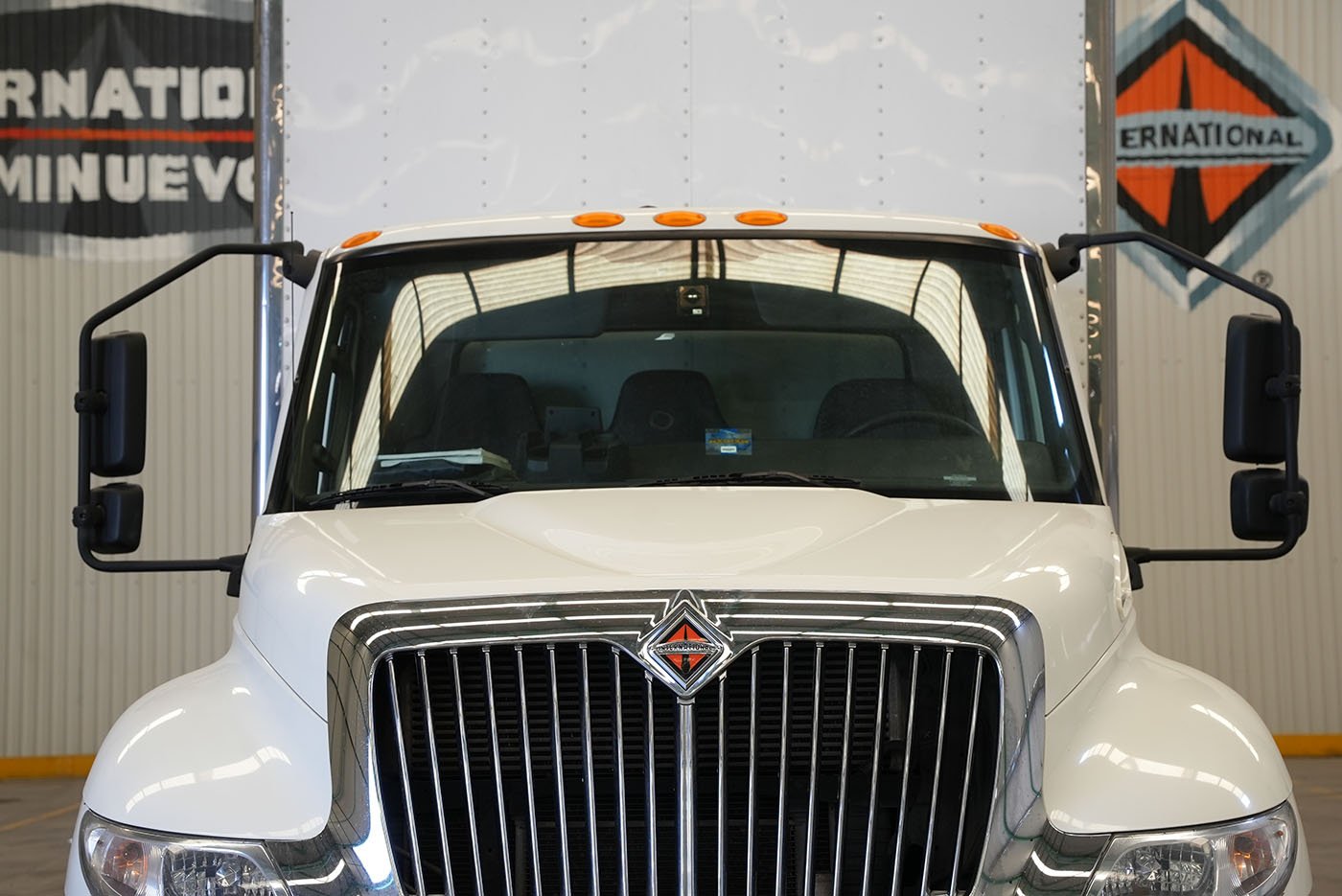 international,MV607 SBA 4X2 CON CAJA SECA MARCA SANTANA Y RAMPA HIDRAULICA,2023