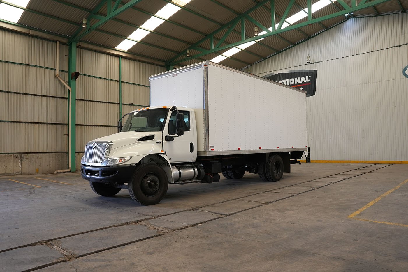 international,MV607 SBA 4X2 CON CAJA SECA MARCA SANTANA Y RAMPA HIDRAULICA,2023