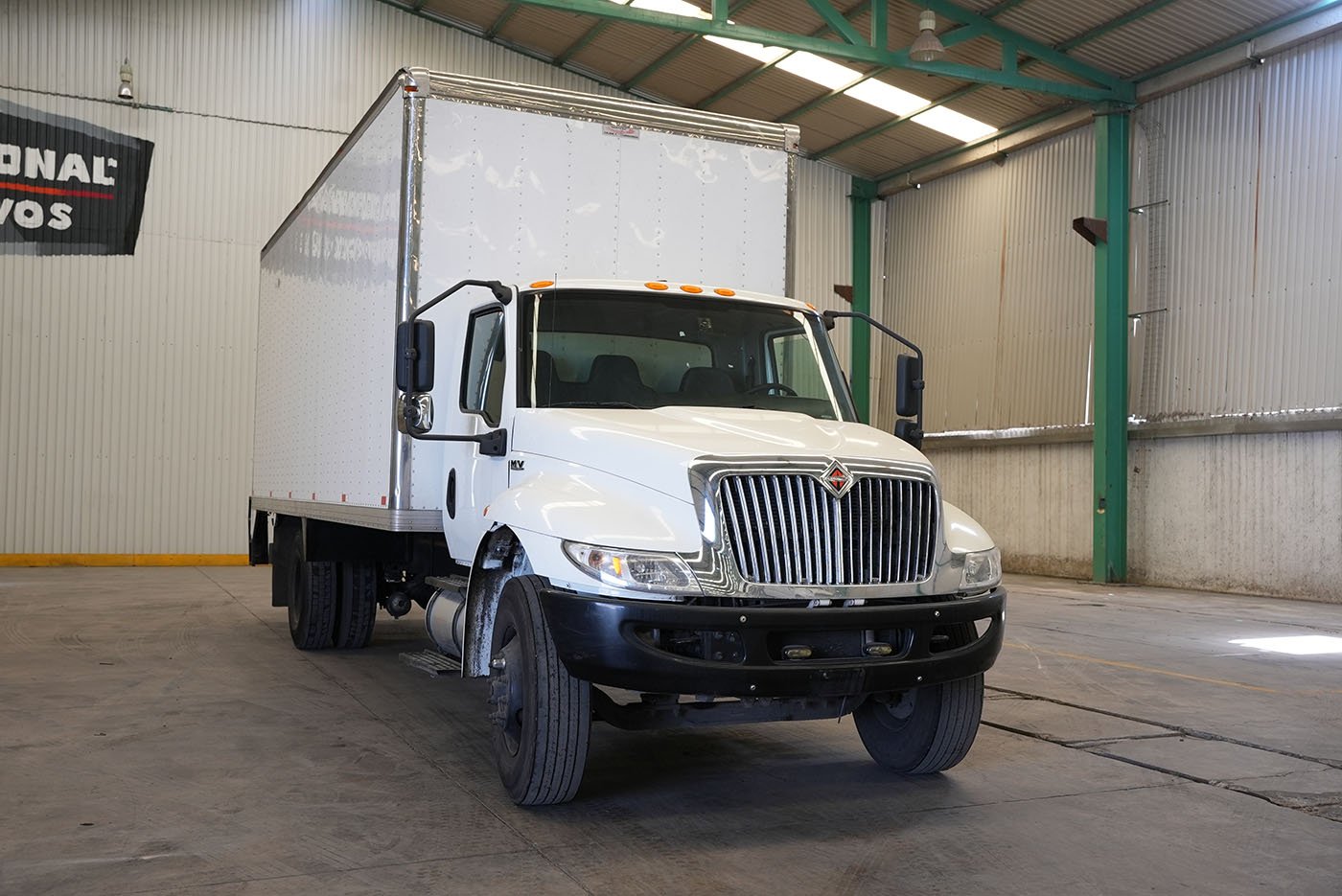 international,MV607 SBA 4X2 CON CAJA SECA MARCA SANTANA Y RAMPA HIDRAULICA,2023