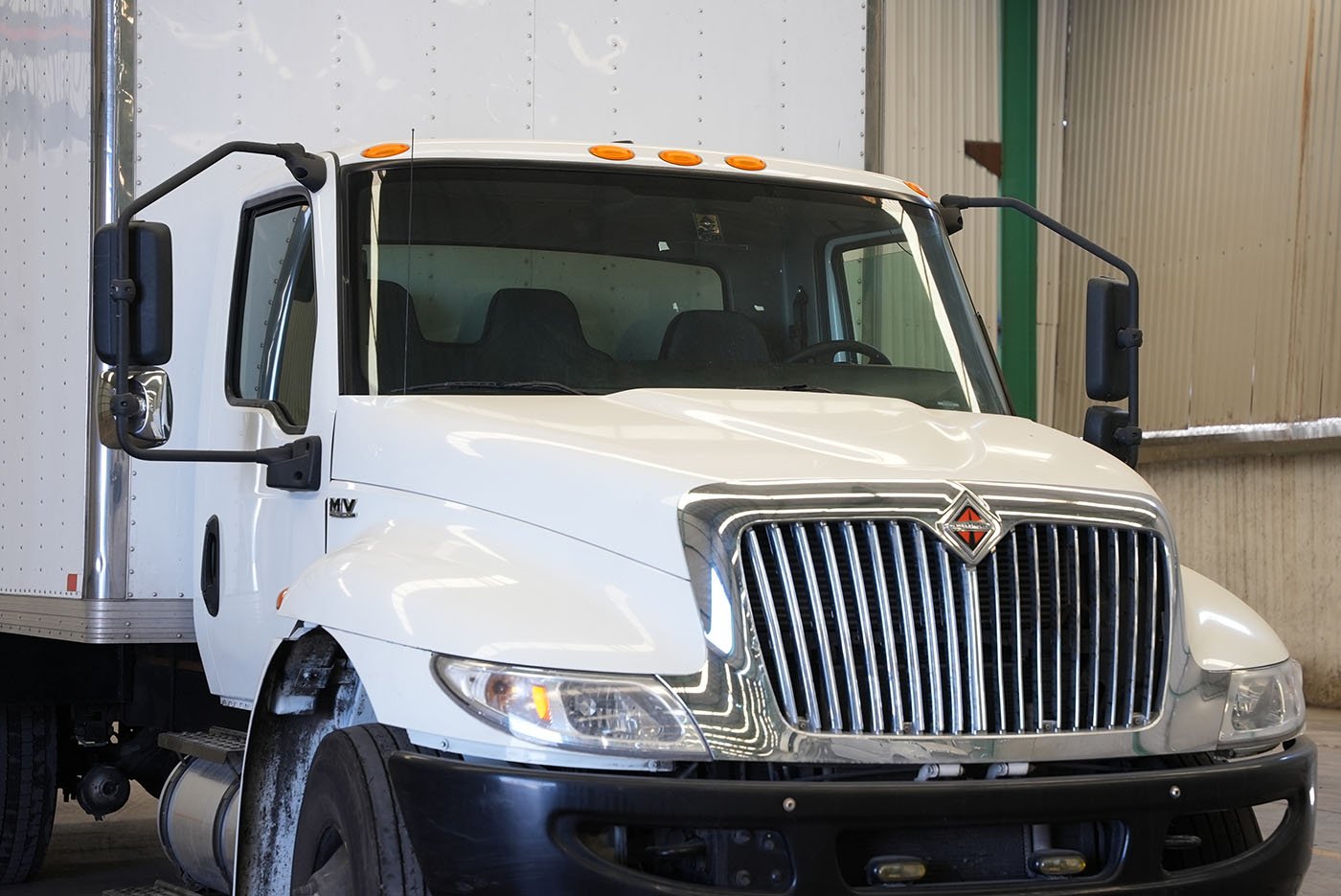 international,MV607 SBA 4X2 CON CAJA SECA MARCA SANTANA Y RAMPA HIDRAULICA,2023