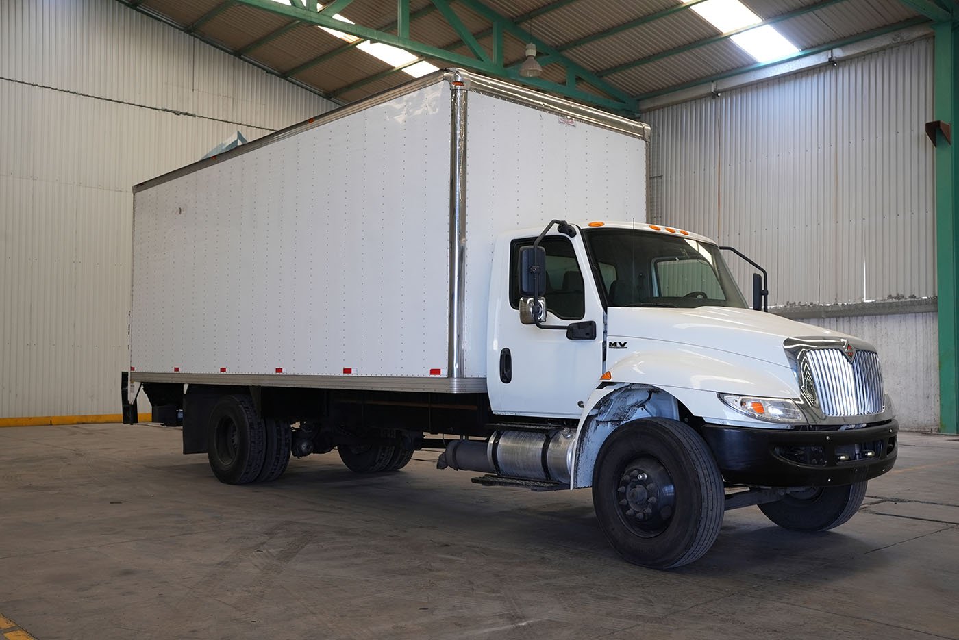 international,MV607 SBA 4X2 CON CAJA SECA MARCA SANTANA Y RAMPA HIDRAULICA,2023