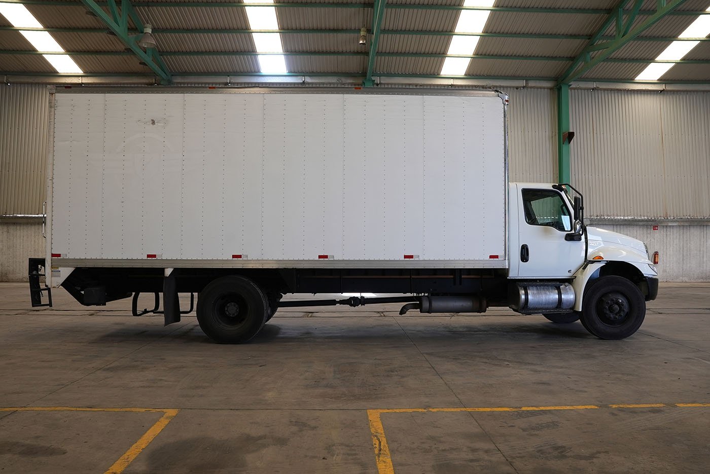 international,MV607 SBA 4X2 CON CAJA SECA MARCA SANTANA Y RAMPA HIDRAULICA,2023