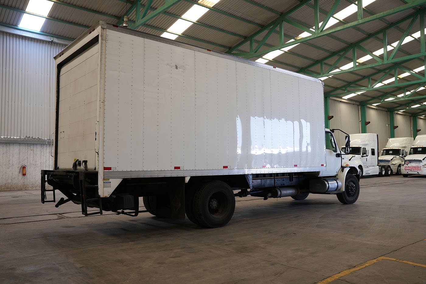 international,MV607 SBA 4X2 CON CAJA SECA MARCA SANTANA Y RAMPA HIDRAULICA,2023