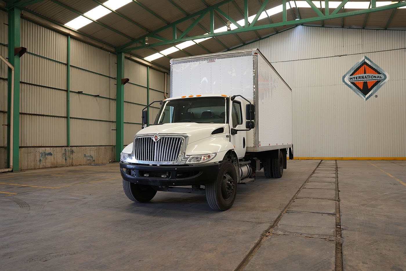 international,MV607 SBA 4X2 CON CAJA SECA MARCA SANTANA Y RAMPA HIDRAULICA,2023