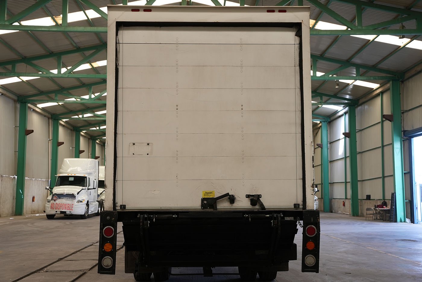 international,MV607 SBA 4X2 CON CAJA SECA MARCA SANTANA Y RAMPA HIDRAULICA,2023