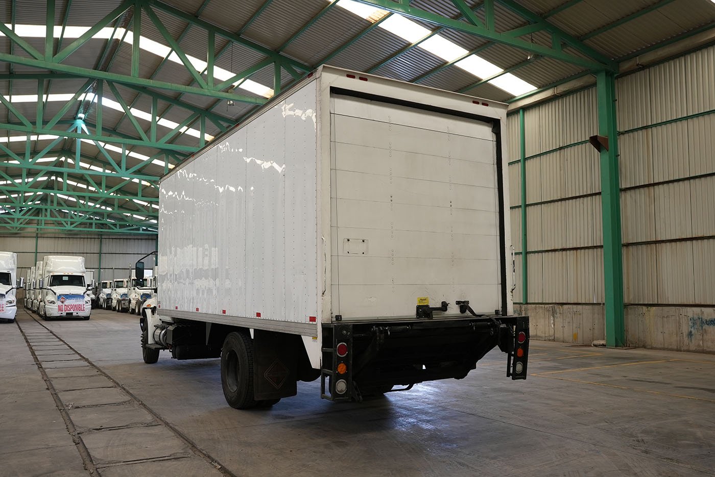 international,MV607 SBA 4X2 CON CAJA SECA MARCA SANTANA Y RAMPA HIDRAULICA,2023