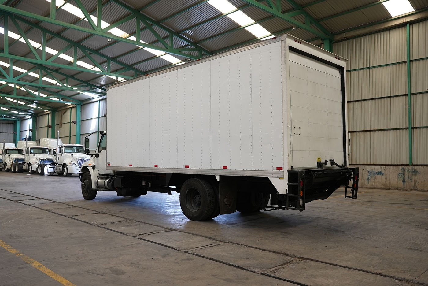 international,MV607 SBA 4X2 CON CAJA SECA MARCA SANTANA Y RAMPA HIDRAULICA,2023