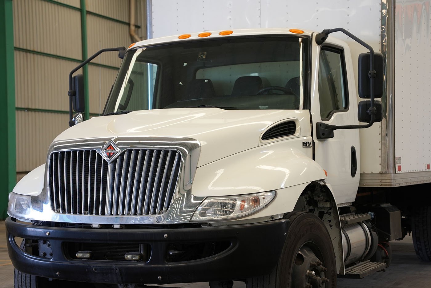 international,MV607 SBA 4X2 CON CAJA SECA MARCA SANTANA Y RAMPA HIDRAULICA,2023