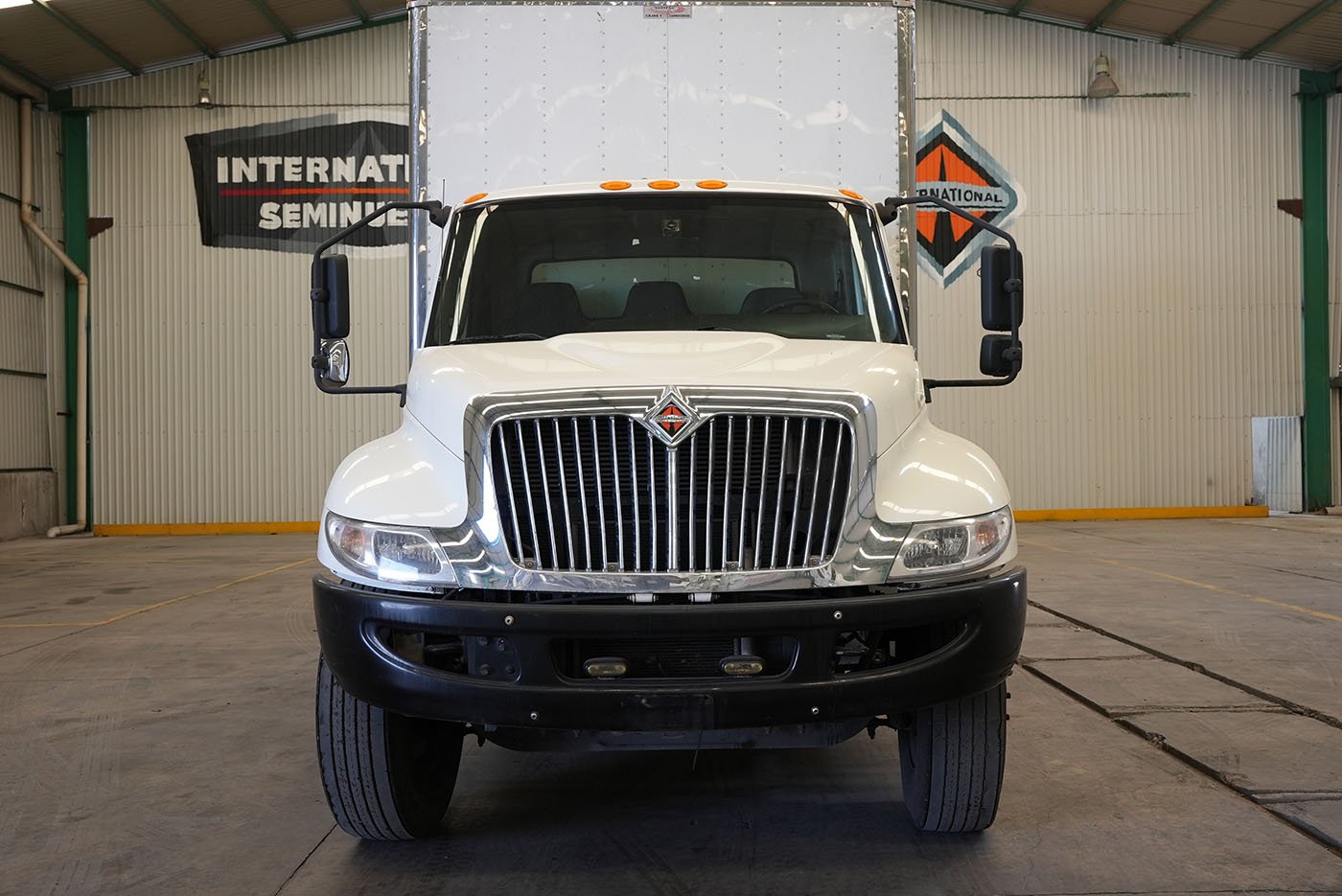 international,MV607 SBA 4X2 CON CAJA SECA MARCA SANTANA Y RAMPA HIDRAULICA,2023