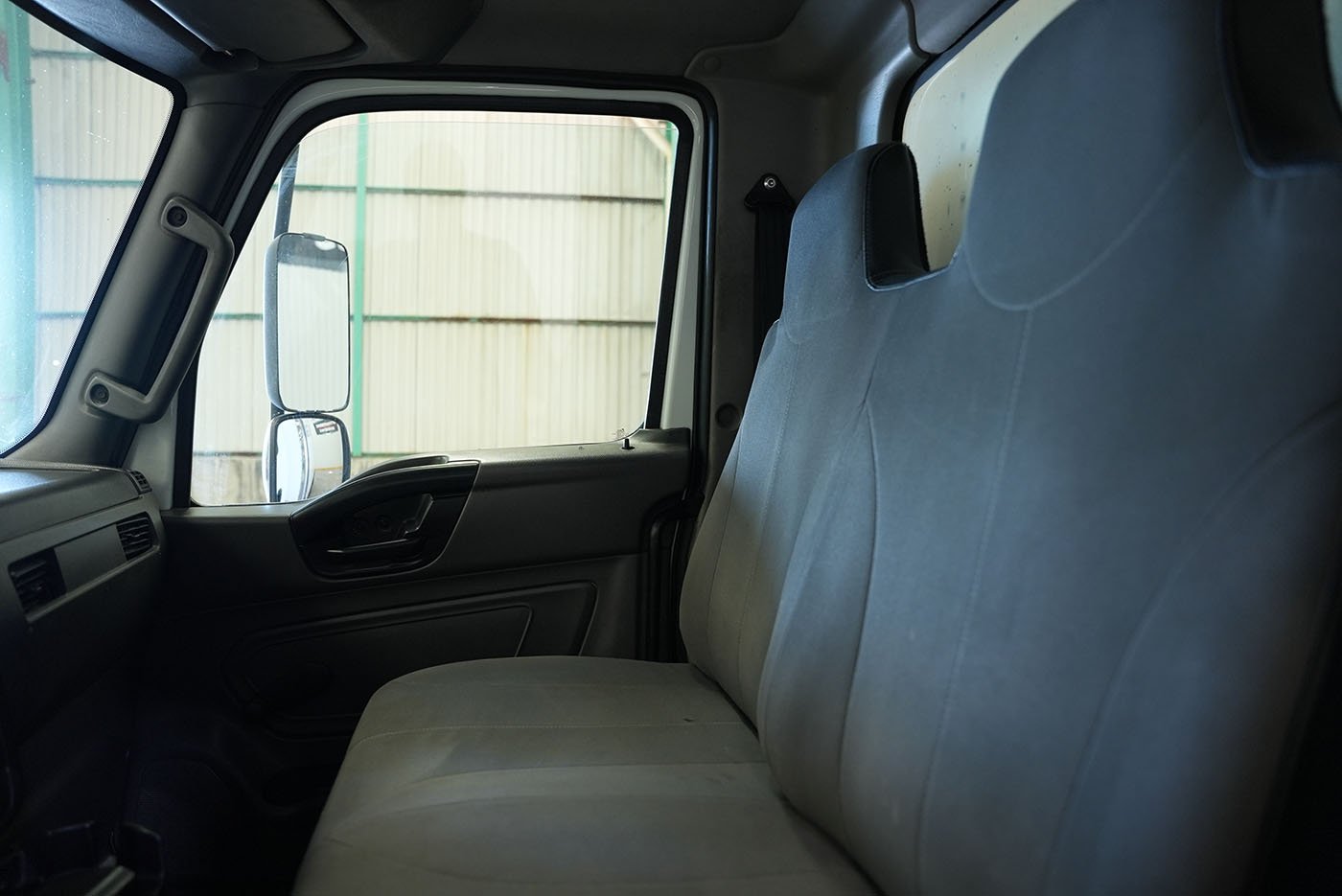 international,MV607 SBA 4X2 CON CAJA SECA MARCA SANTANA Y RAMPA HIDRAULICA,2023