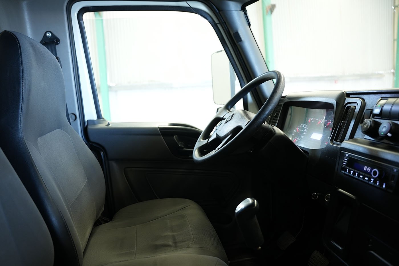 international,MV607 SBA 4X2 CON CAJA SECA MARCA SANTANA Y RAMPA HIDRAULICA,2023