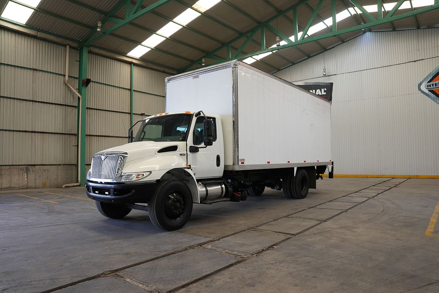 international,MV607 SBA 4X2 CON CAJA SECA MARCA SANTANA Y RAMPA HIDRAULICA,2023