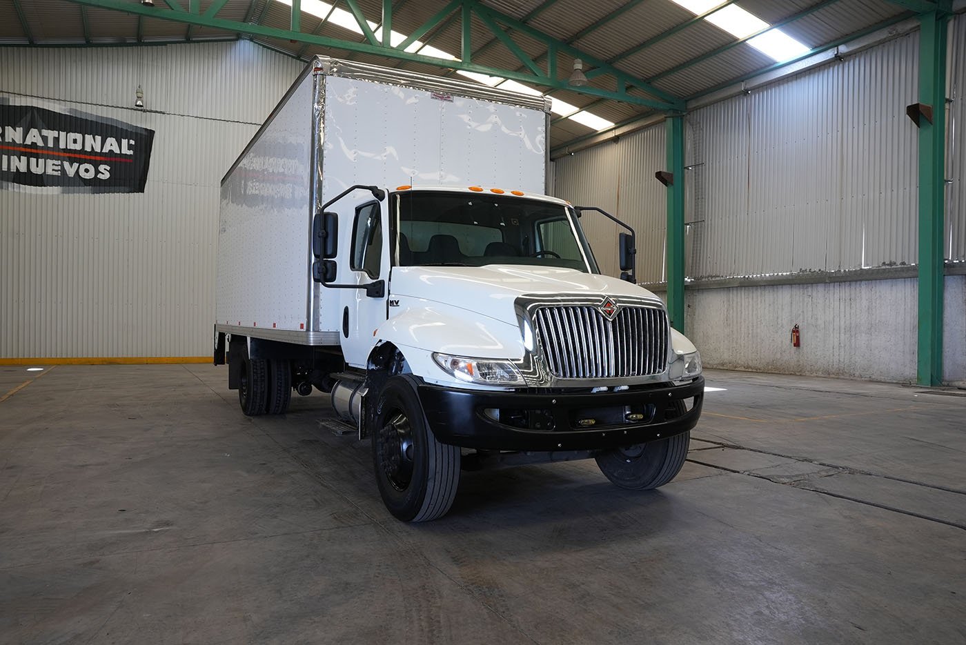 international,MV607 SBA 4X2 CON CAJA SECA MARCA SANTANA Y RAMPA HIDRAULICA,2023