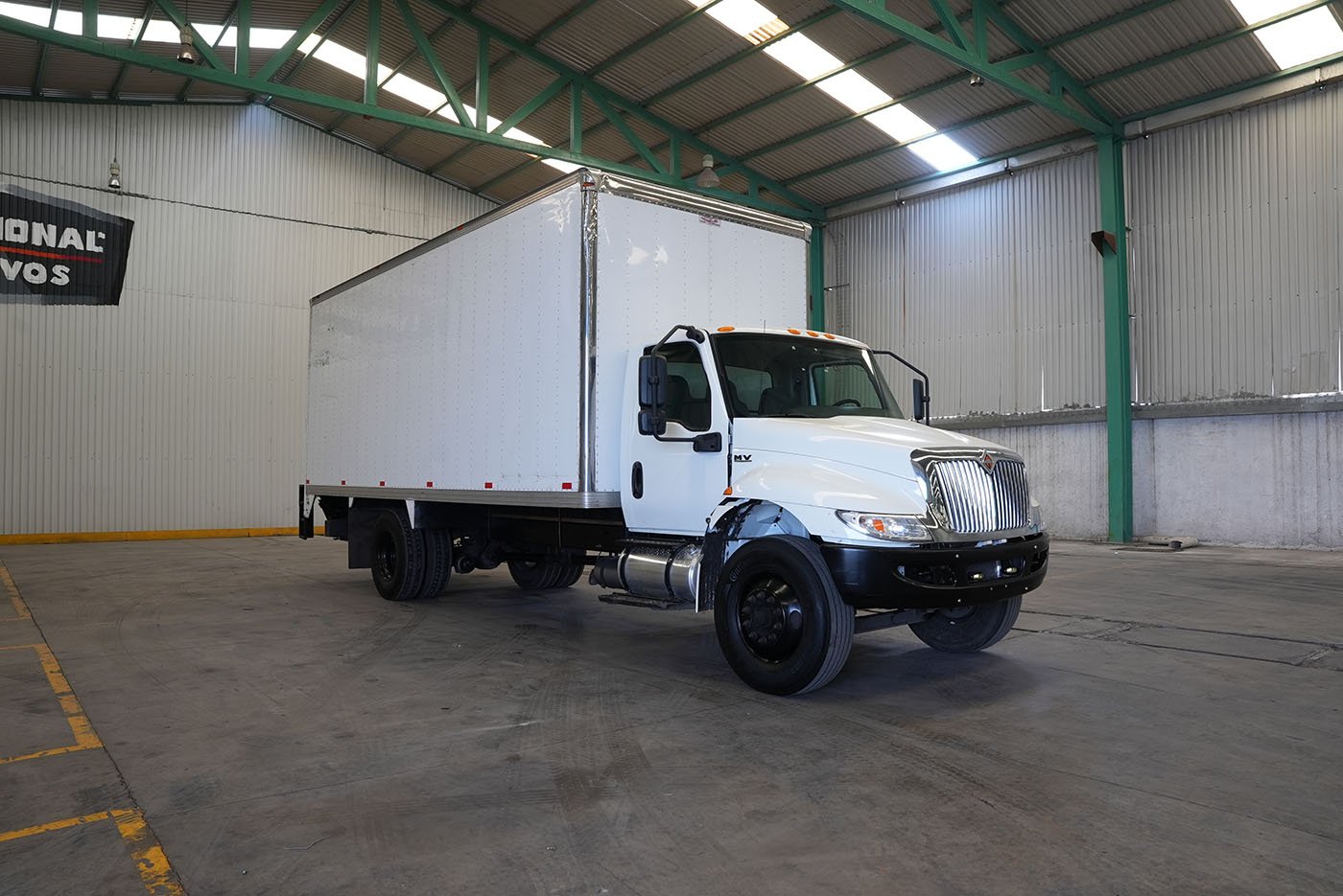 international,MV607 SBA 4X2 CON CAJA SECA MARCA SANTANA Y RAMPA HIDRAULICA,2023