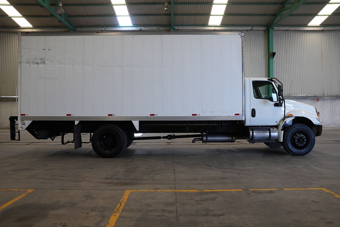 international,MV607 SBA 4X2 CON CAJA SECA MARCA SANTANA Y RAMPA HIDRAULICA,2023