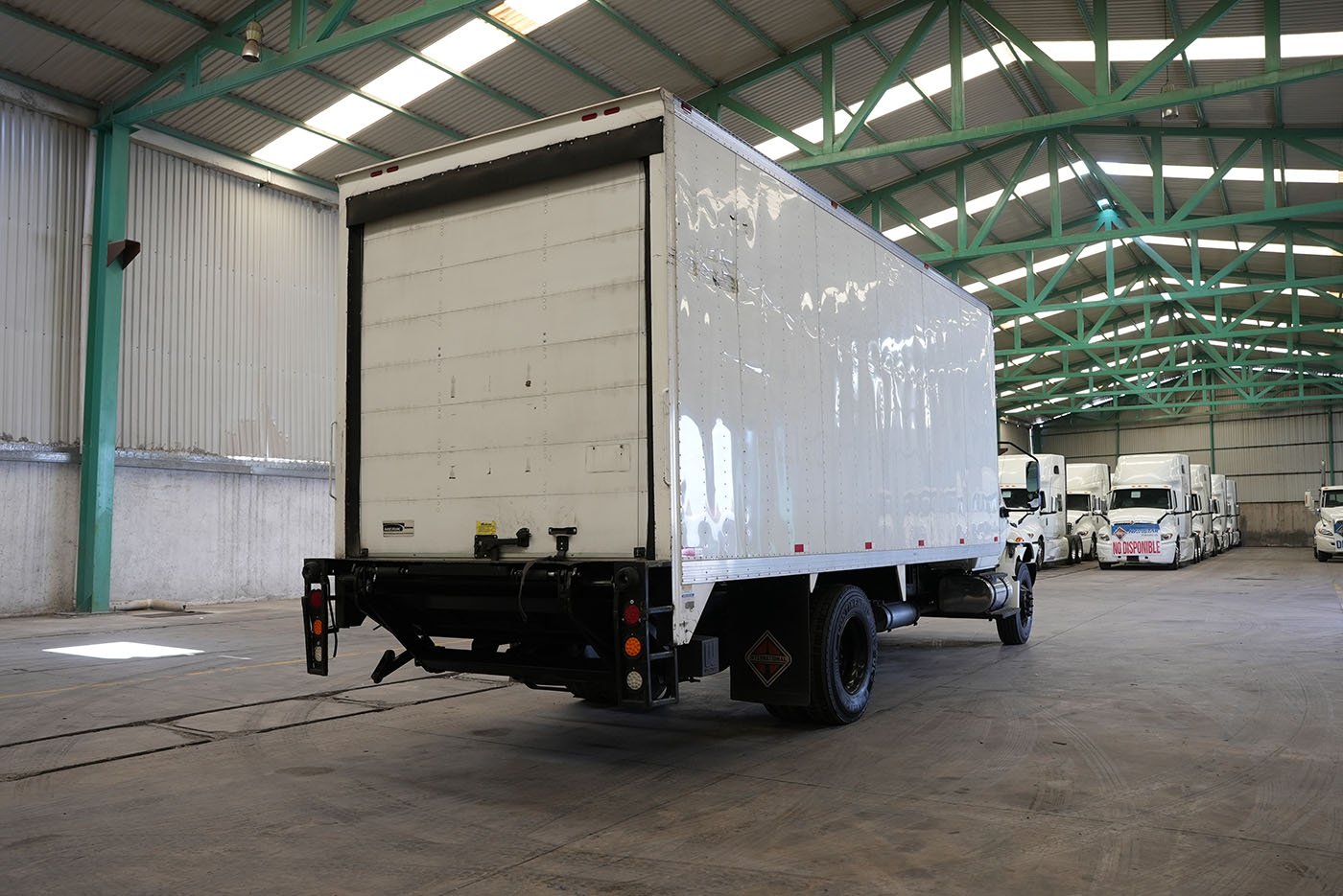 international,MV607 SBA 4X2 CON CAJA SECA MARCA SANTANA Y RAMPA HIDRAULICA,2023