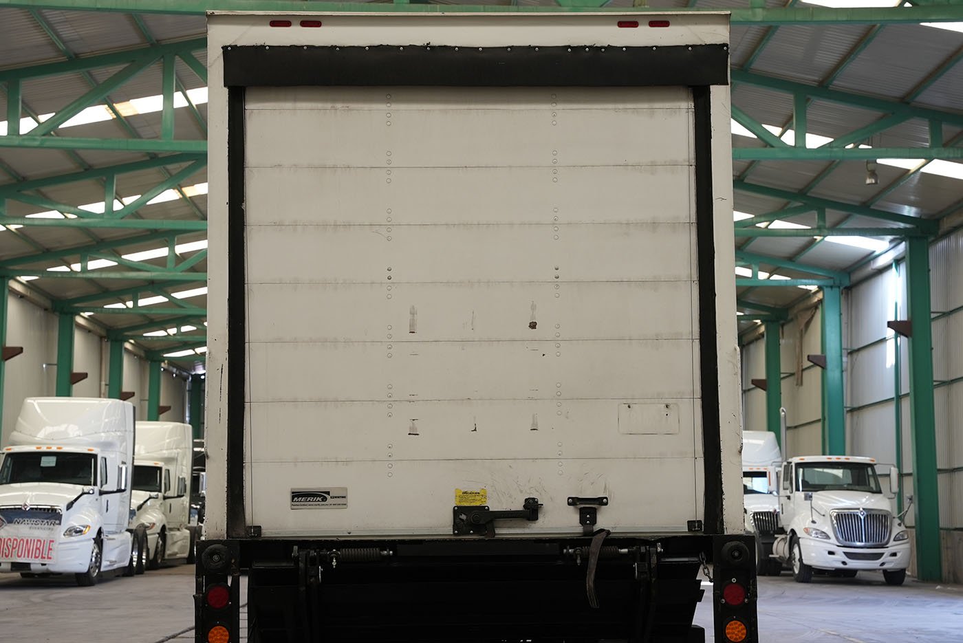 international,MV607 SBA 4X2 CON CAJA SECA MARCA SANTANA Y RAMPA HIDRAULICA,2023