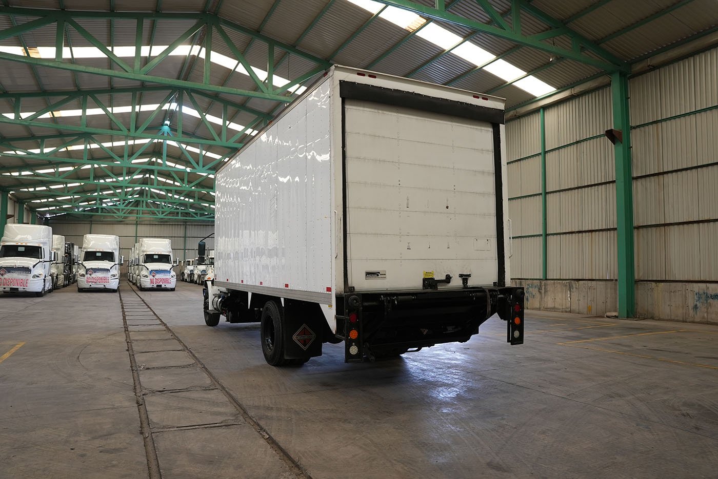international,MV607 SBA 4X2 CON CAJA SECA MARCA SANTANA Y RAMPA HIDRAULICA,2023
