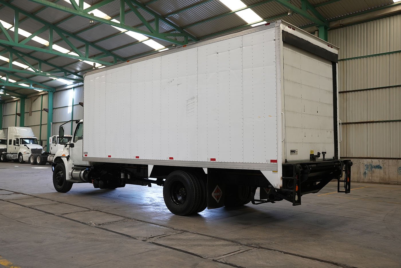 international,MV607 SBA 4X2 CON CAJA SECA MARCA SANTANA Y RAMPA HIDRAULICA,2023