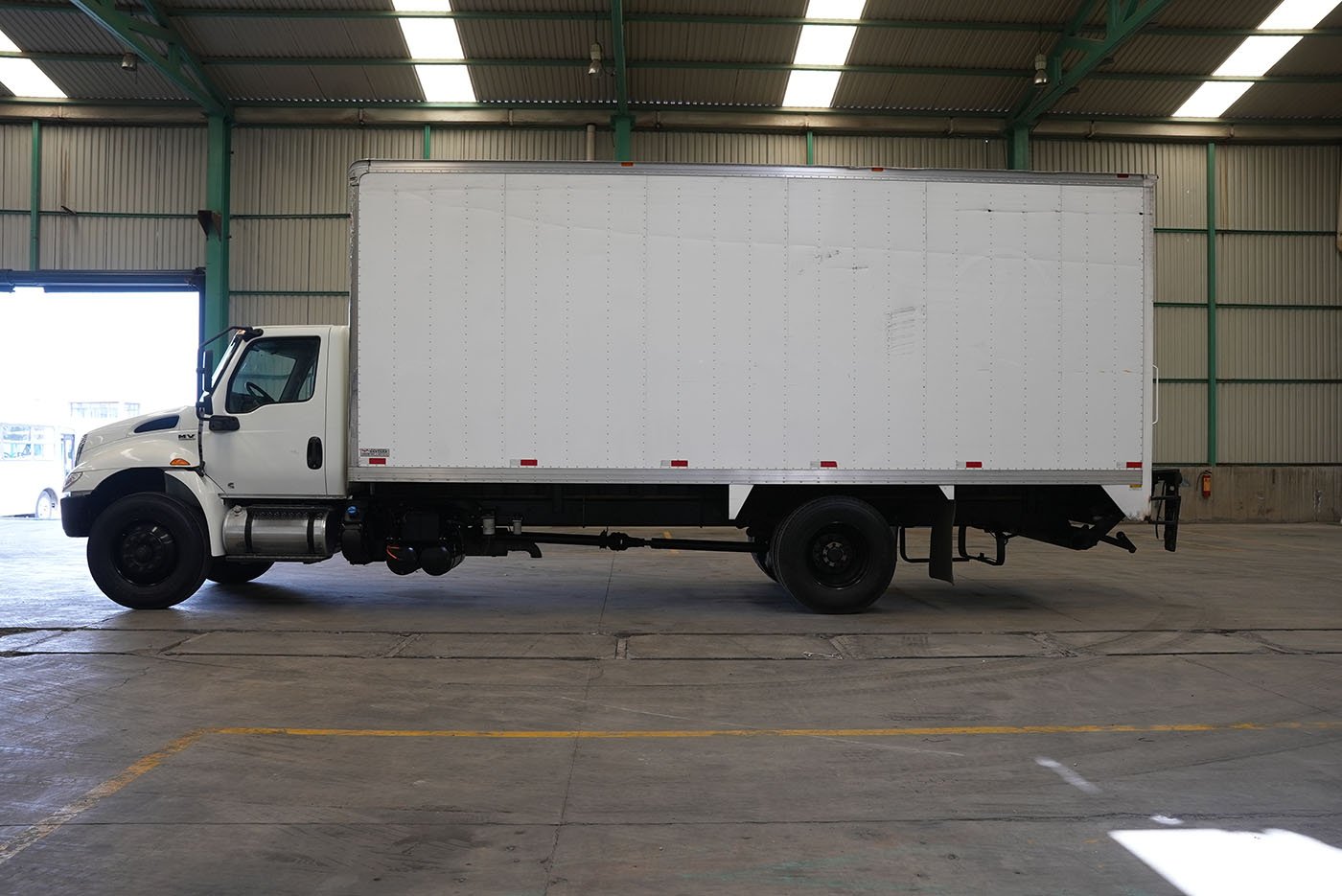 international,MV607 SBA 4X2 CON CAJA SECA MARCA SANTANA Y RAMPA HIDRAULICA,2023