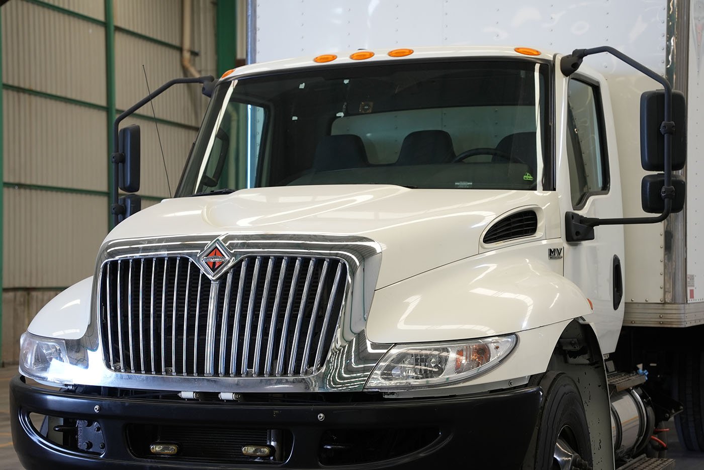 international,MV607 SBA 4X2 CON CAJA SECA MARCA SANTANA Y RAMPA HIDRAULICA,2023