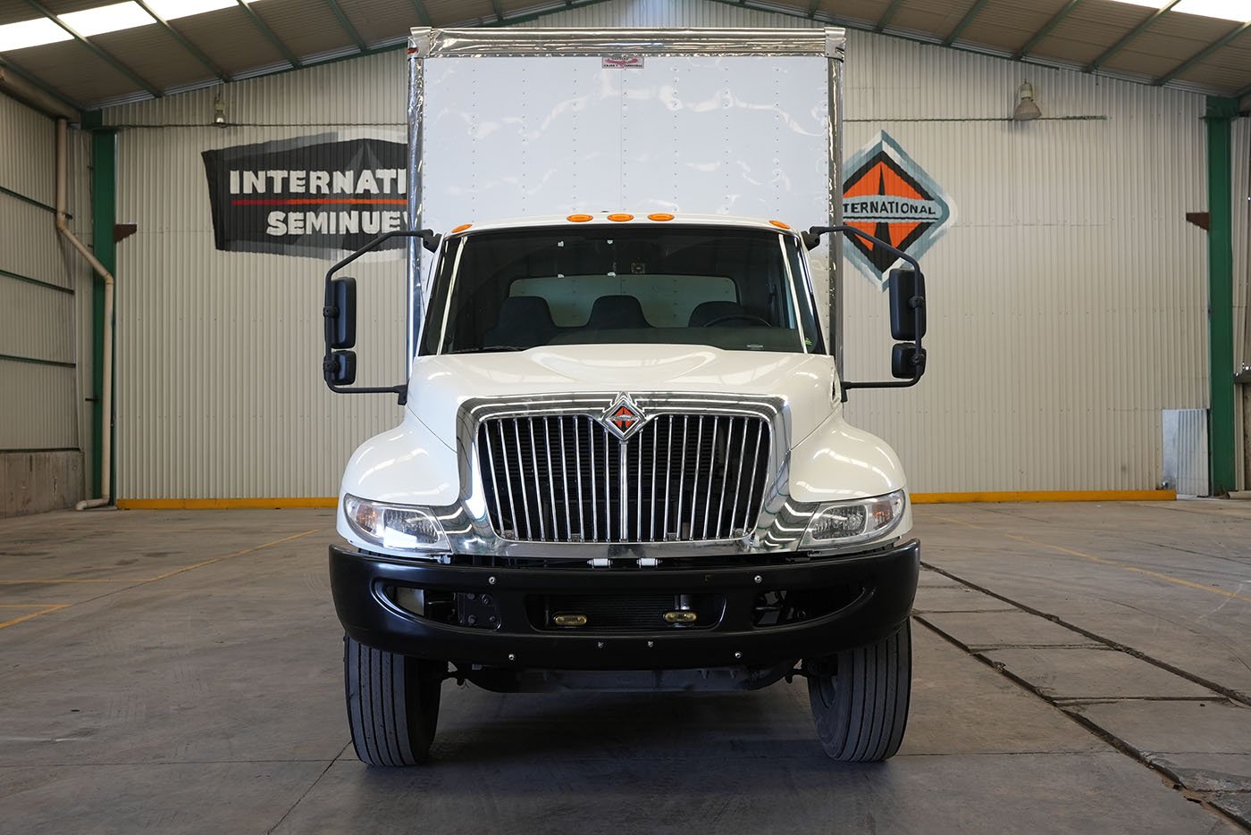 international,MV607 SBA 4X2 CON CAJA SECA MARCA SANTANA Y RAMPA HIDRAULICA,2023