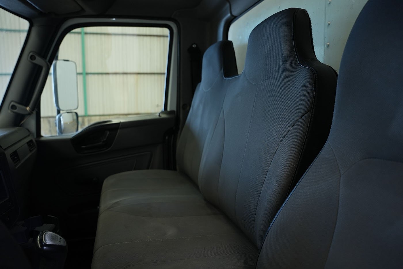 international,MV607 SBA 4X2 CON CAJA SECA MARCA SANTANA Y RAMPA HIDRAULICA,2023