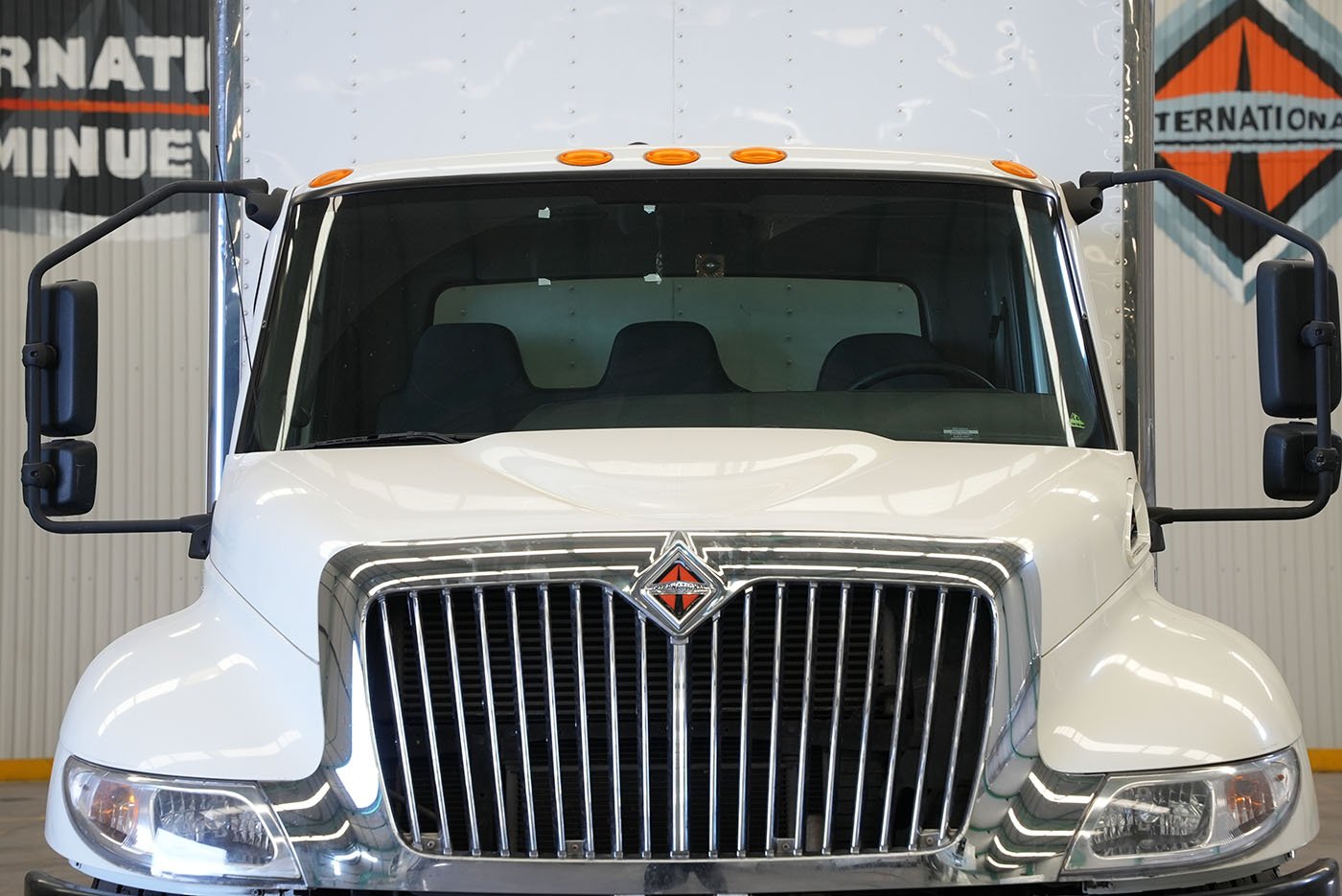 international,MV607 SBA 4X2 CON CAJA SECA MARCA SANTANA Y RAMPA HIDRAULICA,2023