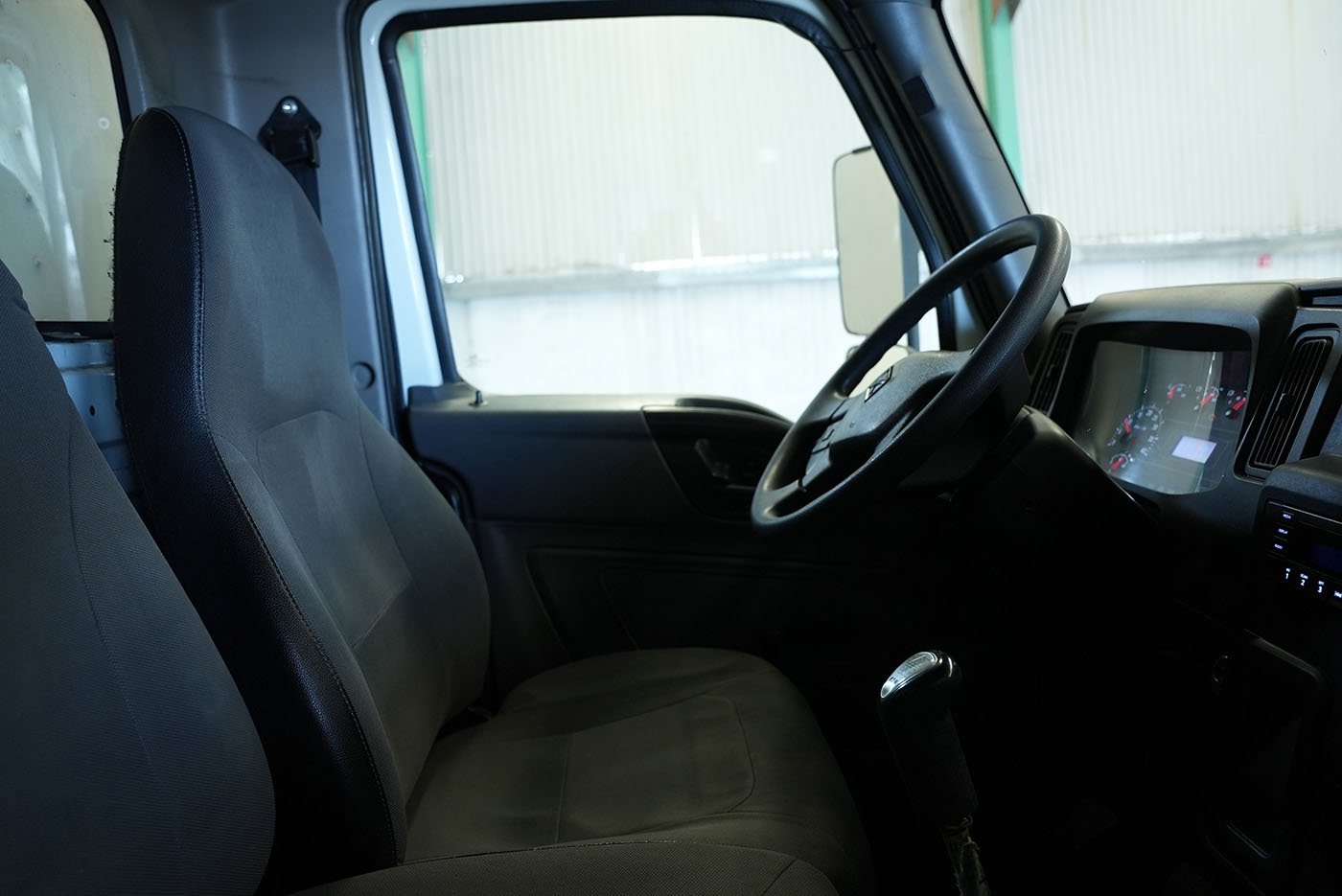 international,MV607 SBA 4X2 CON CAJA SECA MARCA SANTANA Y RAMPA HIDRAULICA,2023