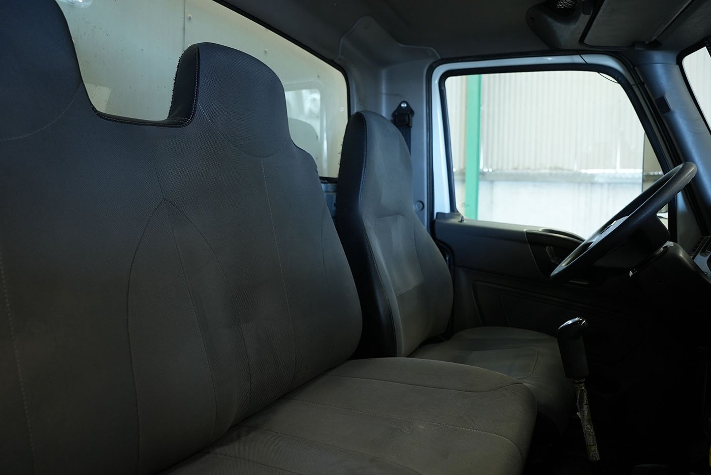 international,MV607 SBA 4X2 CON CAJA SECA MARCA SANTANA Y RAMPA HIDRAULICA,2023