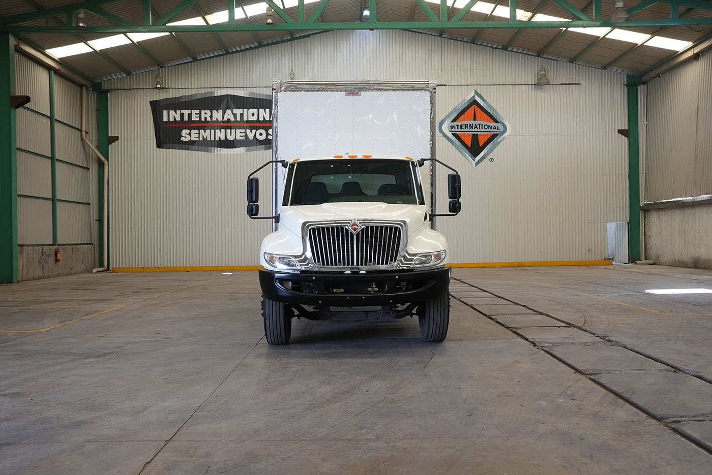 international,MV607 SBA 4X2 CON CAJA SECA MARCA SANTANA Y RAMPA HIDRAULICA,2023