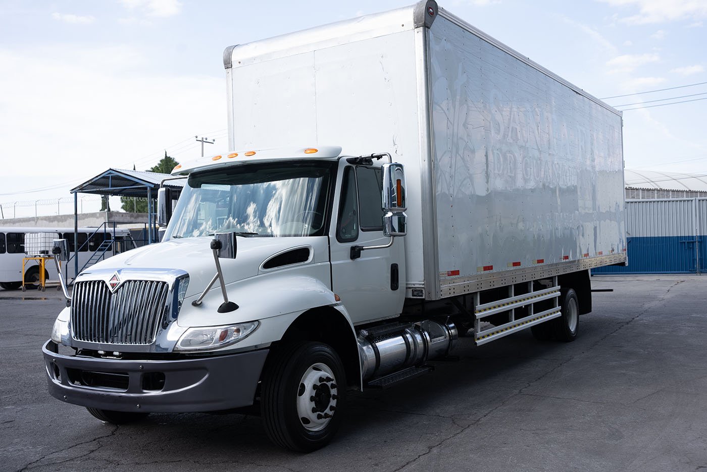 international,DURASTAR 4300 210 25.5K LOW PROFILE INCLUYE CAJA SECA CERRAD,2019