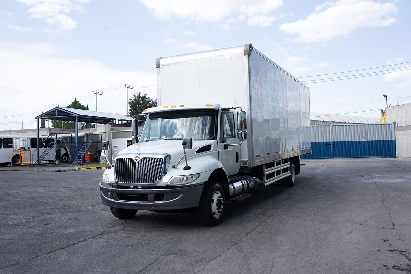 international,DURASTAR 4300 210 25.5K LOW PROFILE INCLUYE CAJA SECA CERRAD,2019